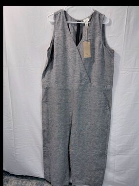 b new york Black and Heather Gray Sleeveless V-Neck Jumpsuit with back Zip